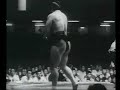 1er jour de l'Aki 1958. Victoire de Kitanonada (à gauche) sur le Yokozuna Tochinishiki par Yoritaoshi. Le Yokozuna avait été déclaré vainqueur dans un premier temps par l'arbitre (Gyoji) mais cette décision fut retournée en faveur de Kitanonada après un Mono-ii (réunion des Shimpan après le combat. Le Gyoji contesta cette décision - ce qui ne se fait pas ! Le Gyoji à la barbe blanche : Takahashi Kintaro naquit en 1886 et commença sa carrière de gyoji en mai 1900, et devint Shikimori Inosuke en septembre 1951. Il fut connu comme l'Inosuke à Barbe Blanche, car il se vit accorder l'autorisation de laisser pousser celle-ci après qu'une attaque de pleurésie eut comme conséquence de lui donner des accès de fièvre à chaque fois qu'il se rasait. Au shonichi du basho de septembre 1958, il arbitra un combat entre Tochinishiki et Kitanonada, dont le résultat fut contesté et le verdict retourné par les shimpan. Inosuke ne l'accepta pas et discuta la discussion sur le dohyo même pendant plus de dix minutes. Il finit toutefois par s'avouer vaincu. Il fut suspendu indéfiniment, mais sa popularité était telle que cela souleva un tollé chez les fans et sa suspension fut ramenée à l'intégralité du tournoi. Il ne douta jamais d'ailleurs de son bon droit. Il connut son dernier tournoi en novembre 1959, à l'âge de 73 ans. Il est décédé sept ans plus tard.