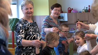 Senioři navštívili MŠ Hálkova