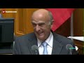 Im Schweizer Parlament, dem Bundesrat in Bern, bekam Finanzminister Hans-Rudolf Merz (67) einen Lachanfall! Der Ex-Bundespräsident trug gerade komplizierte Bürokraten-Schachtelsätze zum Thema Gewürzfleisch vor, da konnte er sich nicht mehr halten. 