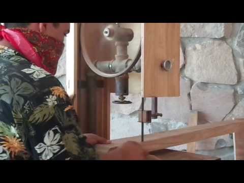 sierra casera - Sierra Cinta para corte de madera 100% casera. Muestra de cómo es que trabaja, y la forma en que está construída. http://www.hechoxnosotrosmismos.com/ Esta s...