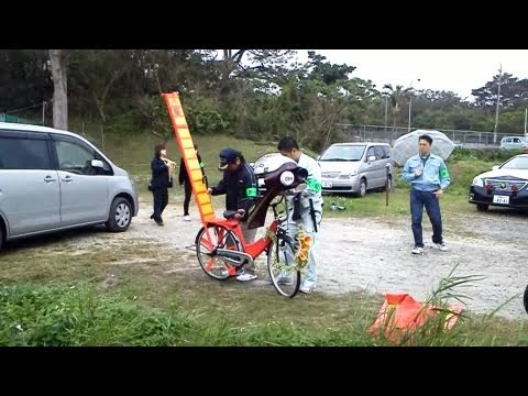 沖縄県 - 世界に誇る 琉球王国の 成人式の模様を お楽しみ下さい。 2013年1月13日 日曜日 沖縄県浦添市成人式 まさに 『チャリで来た』 この、『 手作り 』 感が、 とてもいいね!!