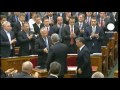 fr.euronews.com Los pecados del pasado arruinan la carrera política del presidente de Hungría. Pál Schmitt ha anunciado su dimisión días después de que la Universidad de Medicina de Budapest le retirara el título de Doctor por plagio. La institución tomó esa decisión tras constatar, como había denunciado la prensa, que gran parte de la tesis que el mandatario presentó en 1992 era una traducción literal de otros autores. En su discurso, el Presidente ha reconocido que, a su pesar, ya no es el símbolo de unidad que debe representar el cargo. De hecho, Schmitt es el más impopular de los 4 Jefes de Estado que ha tenido Hungría desde la caída del telón de acero. El pasado sábado cientos de personas pidieron su dimisión en las calles de Budapest por considerar que no estaba a la altura del puesto. En junio de 2010, Schmitt fue elegido Presidente respaldado por la mayoría conservadora, en el poder. Llevan su firma las controvertidas leyes que limitaban la libertad de prensa y la separación de poderes y que tan criticadas fueron en el seno de la UE. Síguenos: En YouTube: bit.ly En Facebook: www.facebook.com En Twitter: twitter.com