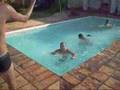 Guga pulando e Fininho empurrando Deleve