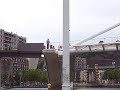 http://www.enverde.net El polémico puente de Zubizuri diseñado por Santiago Calatrava para unir las dos orillas de la ría de Bilbao. El puente ha levantado muchas polémicas por el problema de los resbalones y por la accesibilidad con la ya famosa pasarela que sirve para que los peatones puedan acceder a las torres de Isozaki.*Música: Fragmento de la 9ª Sinfonía de Antonin Dvorak, archivo sonoro de musopen.com+ MÁS INFORMACIÓN Y FOTOS DE DOMINIO PÚBLICO EN: