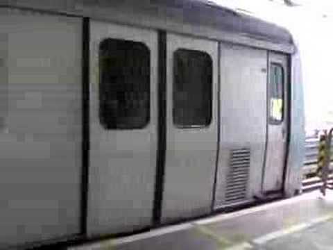 港鐵M-train列車駛離觀塘站