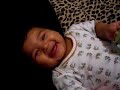 bebe riendose