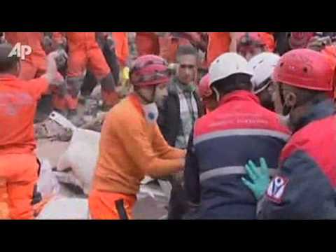 Baby van twee weken uit puin in Turkije gehaald YouTube Preview Image
