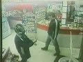 Assaltante é baleado em posto de gasolina e morre