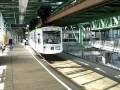Zug der Wuppertaler Schwebebahn wendet in Vohwinkel