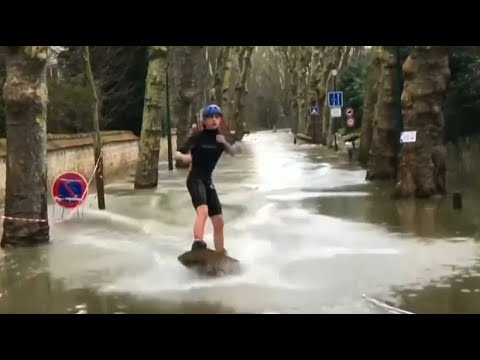 Das Beste draus machen: Wassersport auf Pariser Straß ...