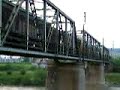 Trecerea peste pod a unui marfar lung cu 2 locomotive Trecerea peste pod a unui marfar lung cu 2 locomotive