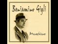 Paolo Tosti - MarechiareBeniamino Gigli (1891-1957)MarechiareQuanno sponta la luna a Marechiare pure li pisce nce fann' a l'ammore, se revotano l'onne de lu mare, pe la priezza cagneno culore quanno sponta la luna a Marechiare.A Marechiare nce sta na fenesta, pe' la passione mia nce tuzzulea, nu carofano adora int'a na testa, passa l'acqua pe sotto e murmuléa, A Marechiare nce sta na fenesta Ah! Ah! A Marechiare, a Marechiare, nce sta na fenesta.Chi dice ca li stelle so lucente nun sape l'uocchie ca tu tiene nfronte. Sti doje stelle li saccio io sulamente. dint'a lu core ne tengo li ponte. Chi dice ca li stelle so lucente?Scetate, Carulì, ca l'aria è doce. quanno maie tanto tiempo aggio aspettato? P'accompagnà li suone cu la voce stasera na chitarra aggio portato. Scetate, Carulì, ca l'aria è doce.Ah! Ah! O scetate, o scetate, ca l'area è doce.---------------------------When the moon rises over Marechiareeven the fish tremble with love.the waves of the sea churn with joyin the bosom of the sea,when the moon rises over Marechiare.In Marechiare there is a window,my passion flies there,a carnation perfumes the airbeneath it, the water murmurs,in Marechiare there is a window....Who says that the stars shine brighthas never seen the splendor of your eyes.I know so well their burning lightthat descends into the depths of this heart.Who says that the stars shine bright?Wake up, Caruli, here the air is sweet,how long have I waited for you?The sound of my voice will accompanya guitar that I've brought tonightWake up, Caruli, here the air is sweet