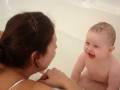 videos de Baby Belle bathes and laughes