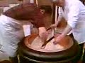 Dimostrazione di come si fa il formaggio fatta all'aperto alla sagra di Bertiolo