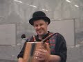 david travaille dans un bureau � bruxelles. il y vient tous les jours � v�lo. les jeudis soirs, il descend dans la bouche de m�tro voisine avec son v�lo, son accord�on et son attirail. dehors, c'est l'hiver hostile et grisaille et sous terre c'est pareil. david s'entra�ne � jouer en public et cherche � �gayer ce monde press� des catacombes...