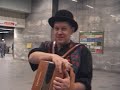 david travaille dans un bureau � bruxelles. il y vient tous les jours � v�lo. les jeudis soirs, il descend dans la bouche de m�tro voisine avec son v�lo, son accord�on et son attirail. dehors, c'est l'hiver hostile et grisaille et sous terre c'est pareil. david s'entra�ne � jouer en public et cherche � �gayer ce monde press� des catacombes...