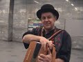 david travaille dans un bureau � bruxelles. il y vient tous les jours � v�lo. les jeudis soirs, il descend dans la bouche de m�tro voisine avec son v�lo, son accord�on et son attirail. dehors, c'est l'hiver hostile et grisaille et sous terre c'est pareil. david s'entra�ne � jouer en public et cherche � �gayer ce monde press� des catacombes...