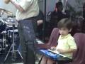Tocando piano con la banda de la iglesia