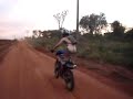 Empinando de XLX na trilha