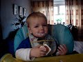 Luca Eet en maakt dierengeluiden Luca Eet en maakt dierengeluiden