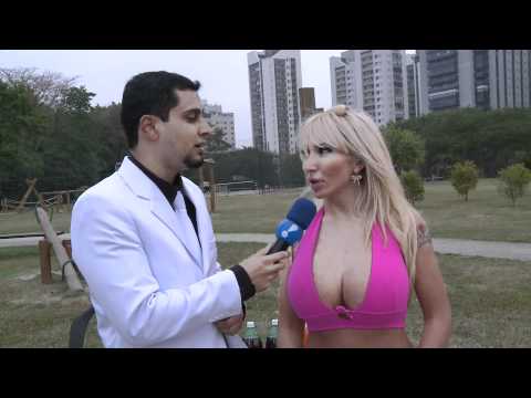 boingboing - Sabrina Boing Boing possui atualmente 2 litros de silicone em cada seio, isso equivale a uma garrafa de refrigerante por teta. Matéria exibida dia 14/10/10 n...