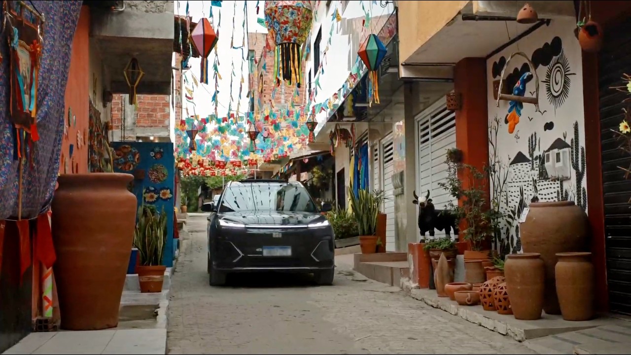 Muita cultura e o Geely EX5 EM-i no maior São João do mundo!