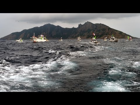 沖縄県 - 6月10日、早朝より行われた尖閣諸島周辺での集団漁業活動に同行。強い潮流と荒波に守られた海には美しい光景が広がっていた。同海域における、メディアによる昼間潜水漁の動...