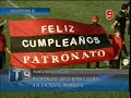 (www.almaycorazon.com.ar) patronato gole� anoche a textil mandiy� de corrientes por 4 a 1 en el estadio grella y qued� como exclusivo lider de la zona b, torneo argentino b tras disputarse la primera fecha de la tercera rueda. hubo 10.000 personas y mucha alegr�a rojinegra. el �nico hecho para lamentar fue la expulsi�n del delantero jos� luis marzo. el fin de semana visitan a juventud unida de gualeguaych�. 
 
un comienzo con todas las luces, un breve paso intermedio con dudas y un final a toda orquesta. en ese marco futbol�stico patronato gole� anoche a mandiy� de corrientes por 4 a 1 y ahora mira a todos desde arriba en la tabla de posiciones del argentino b, zona b. gran victoria. festejada por otra multitud que se dio cita al estadio grella. 

once minutos de furia. a los dos minutos y en una cuesti�n de 10 segundos patronato tuvo cuatro situaciones chances consecutivas de gol. todo naci� en un centro de jorge valverde. tras posterior despeje defensivo nicol�s bianchini dej� en el camino a dos rivales y habilit� a jos� luis marzo, aunque el arquero gabriel senzacqua pudo evitar la ca�da de su valla. luego el bal�n iba y ven�a dentro del �era pero ni walter andrade o el mismo bianchini pudieron desnivelar. con un esquema 4-3-1-2 el local asumi� el rol de protagonista ante el claro esquema 4-4-2 contragolpeador visitante. a los ocho sum� otra alternativa de gol. habilitaci�n de valverde para marzo pase al ras cruzado buscando a edgardo br�tez pero rechazar al c�rner julio marinilli. pero a los 9 no hubo m�s aviso. gran taco de valverde para cristian d�az y el centro desde la derecha encontr� el cabezazo certero de jos� luis marzo para abrir el marcador. y si de alegr�as se trata a los once minutos lleg� el segundo grito. misil espectacular cruzado de augusto prono (de derecha a izquierda, hoy cumple 24 a�os y festej� por adelantado) que no pudo contener el arquero correntino. en once minutos ya patr�n parec�a definir el pleito. y hab�a argumentos. un equipo filoso para recuperar en el mediocampo, inteligente para abrir la cancha y solidario para el encuentro colectivo. 
hubo pases al ataque de los marcadores laterales, llegadas con los volantes y di�logo futbol�stico entre enganche y puntas. 

la sorpresa. el santo se durmi� en un pasaje de la primera etapa, baj� su ritmo y a los 29� mandiy� tuvo una jugada de pelota parada cerca del �rea. mat�as aspitia aprovech� la mala formaci�n de la barrera, busc� un hueco y meti� la pelota contra el palo derecho decretando el descuento. los correntinos tomaron ese tanto como un golpe de efecto an�mico a favor y adelantaron las l�neas. por el contrario el rojinegro empez� a tomar, en ese pasaje, decisiones apresuradas y as� el partido se hizo dividido. incluso mandiy� luci� mejor llegando a los 38 minutos. hasta b�rtoli tuvo que esforzarse para sacar un disparo con destino de gol enviado por juan r�os. 

con el codo no. y el partido que hasta los 42 minutos no ofrec�a alternativas de relevancias ni amarillas, pas� por la situaci�n especial de la expulsi�n de daniel ojeda y jos� luis marzo por agresi�n mutua a instancias del propio �rbitro gustavo contreras cuando patronato se dispon�a a ejecutar un tiro libre indirecto. de ah� hasta el final de la etapa poco para comentar y mucho para hablar en la zona de vestuarios.

las cosas en su lugar. patronato no sali� bien parado en el arranque del segundo tiempo. con el partido dividido el local s�lo ten�a a su favor el resultado. y se ve�a el partido del rev�s. porque el apurado por resolver eran los dirigidos por edgardo cervilla, y los que esperaban su chance de contragolpe era mandiy�. el partido ten�a poco ritmo, era demasiado intrascendente m�s all� de alguna corrida o jugada de pelota detenida. y finalmente a los 10 minutos lleg� la alegr�a y el desahogo. el mago valverde env�a un centro pasado de derecha a izquierda y el defensor walter andrade, de cabeza, anota el tercer tanto. vuelve la alegr�a y la tranquilidad. 

el aguante. si algo faltaba era la aparici�n del pace�o edgardo br�tez, que se banc� una pelota a�rea entre los dos centrales para luego definir de cabeza y marcar a los 21 minutos el cuarto gol local. patronato lo sac� de partido a mandiy�, lo corri� con goles y destellos de buen f�tbol. as� es puntero con argumentos. 
el negro dej� en claro que no por nada no se tom� vacaciones en diciembre, sigui� trabajando para este debut a toda orquesta. con un equipo s�lido, �vido de alegr�as y que quiere la gloria.