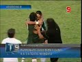 (www.almaycorazon.com.ar) patronato gole� anoche a textil mandiy� de corrientes por 4 a 1 en el estadio grella y qued� como exclusivo lider de la zona b, torneo argentino b tras disputarse la primera fecha de la tercera rueda. hubo 10.000 personas y mucha alegr�a rojinegra. el �nico hecho para lamentar fue la expulsi�n del delantero jos� luis marzo. el fin de semana visitan a juventud unida de gualeguaych�. 
 
un comienzo con todas las luces, un breve paso intermedio con dudas y un final a toda orquesta. en ese marco futbol�stico patronato gole� anoche a mandiy� de corrientes por 4 a 1 y ahora mira a todos desde arriba en la tabla de posiciones del argentino b, zona b. gran victoria. festejada por otra multitud que se dio cita al estadio grella. 

once minutos de furia. a los dos minutos y en una cuesti�n de 10 segundos patronato tuvo cuatro situaciones chances consecutivas de gol. todo naci� en un centro de jorge valverde. tras posterior despeje defensivo nicol�s bianchini dej� en el camino a dos rivales y habilit� a jos� luis marzo, aunque el arquero gabriel senzacqua pudo evitar la ca�da de su valla. luego el bal�n iba y ven�a dentro del �era pero ni walter andrade o el mismo bianchini pudieron desnivelar. con un esquema 4-3-1-2 el local asumi� el rol de protagonista ante el claro esquema 4-4-2 contragolpeador visitante. a los ocho sum� otra alternativa de gol. habilitaci�n de valverde para marzo pase al ras cruzado buscando a edgardo br�tez pero rechazar al c�rner julio marinilli. pero a los 9 no hubo m�s aviso. gran taco de valverde para cristian d�az y el centro desde la derecha encontr� el cabezazo certero de jos� luis marzo para abrir el marcador. y si de alegr�as se trata a los once minutos lleg� el segundo grito. misil espectacular cruzado de augusto prono (de derecha a izquierda, hoy cumple 24 a�os y festej� por adelantado) que no pudo contener el arquero correntino. en once minutos ya patr�n parec�a definir el pleito. y hab�a argumentos. un equipo filoso para recuperar en el mediocampo, inteligente para abrir la cancha y solidario para el encuentro colectivo. 
hubo pases al ataque de los marcadores laterales, llegadas con los volantes y di�logo futbol�stico entre enganche y puntas. 

la sorpresa. el santo se durmi� en un pasaje de la primera etapa, baj� su ritmo y a los 29� mandiy� tuvo una jugada de pelota parada cerca del �rea. mat�as aspitia aprovech� la mala formaci�n de la barrera, busc� un hueco y meti� la pelota contra el palo derecho decretando el descuento. los correntinos tomaron ese tanto como un golpe de efecto an�mico a favor y adelantaron las l�neas. por el contrario el rojinegro empez� a tomar, en ese pasaje, decisiones apresuradas y as� el partido se hizo dividido. incluso mandiy� luci� mejor llegando a los 38 minutos. hasta b�rtoli tuvo que esforzarse para sacar un disparo con destino de gol enviado por juan r�os. 

con el codo no. y el partido que hasta los 42 minutos no ofrec�a alternativas de relevancias ni amarillas, pas� por la situaci�n especial de la expulsi�n de daniel ojeda y jos� luis marzo por agresi�n mutua a instancias del propio �rbitro gustavo contreras cuando patronato se dispon�a a ejecutar un tiro libre indirecto. de ah� hasta el final de la etapa poco para comentar y mucho para hablar en la zona de vestuarios.

las cosas en su lugar. patronato no sali� bien parado en el arranque del segundo tiempo. con el partido dividido el local s�lo ten�a a su favor el resultado. y se ve�a el partido del rev�s. porque el apurado por resolver eran los dirigidos por edgardo cervilla, y los que esperaban su chance de contragolpe era mandiy�. el partido ten�a poco ritmo, era demasiado intrascendente m�s all� de alguna corrida o jugada de pelota detenida. y finalmente a los 10 minutos lleg� la alegr�a y el desahogo. el mago valverde env�a un centro pasado de derecha a izquierda y el defensor walter andrade, de cabeza, anota el tercer tanto. vuelve la alegr�a y la tranquilidad. 

el aguante. si algo faltaba era la aparici�n del pace�o edgardo br�tez, que se banc� una pelota a�rea entre los dos centrales para luego definir de cabeza y marcar a los 21 minutos el cuarto gol local. patronato lo sac� de partido a mandiy�, lo corri� con goles y destellos de buen f�tbol. as� es puntero con argumentos. 
el negro dej� en claro que no por nada no se tom� vacaciones en diciembre, sigui� trabajando para este debut a toda orquesta. con un equipo s�lido, �vido de alegr�as y que quiere la gloria.
