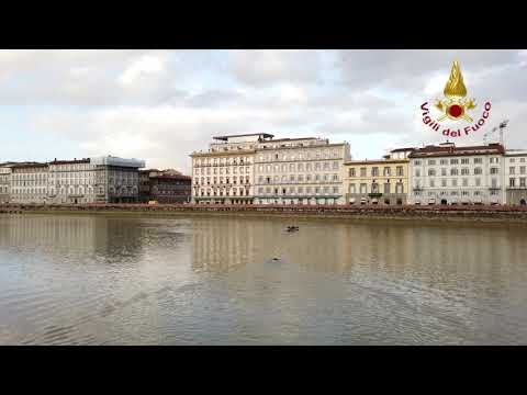 VIDEO VIGILI DEL FUOCO SALVATAGGIO PERSONA CADUTA IN ARNO