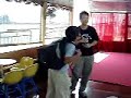 在東冮上的阿ken唱歌