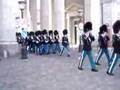 Mads ser vagtskifte på Amalienborg 250407