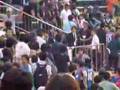 ヴェルディサポが FC 東京ゴール裏に乱入しようとする