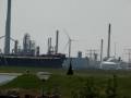 Modelvliegtuig boven Maassluis