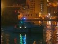 Il servizio di Angelo Ruoppolo Teleacras Agrigento del 14 marzo 2008. Falso allarme bomba sulla nave in partenza da Porto Empedocle verso Lampedusa e Linosa.Ecco il testo:Se la nave della Siremar non ha un guasto tecnico, se il mare non e' agitato ma e' calmo, allora solo una bomba sara' capace di trattenere l'ancora nel mare di Porto Empedocle. Come dire che se Maometto non va alla montagna  e' la montagna che va da Maometto. Cosi' forse ha pensato un ritardatario, o un parente, o un amico di uno che avrebbe ritardato.  Come dire, ''la nave parte tra poco, io sono ancora qui', e allora tu che sei li', telefona e racconta che a bordo della nave e' nascosta una bomba. E cosi' io, ''bomba o non bomba'' arrivero' a Lampedusa.      Hanno indagato. Ed hanno accertato che l'allarme e' stato lanciato da una cabina telefonica. In via Roma. Hanno telefonato. Alle 21 e 35 di ieri sera. ''Attenzione, una bomba sulla nave''.  La Capitaneria, la Polizia, i Carabinieri ed i Vigili del fuoco hanno  scatenato subito il piano di emergenza. Il comandante della Guardia costiera, Maurizio Trogu, conferma : '' si', i controlli sono stati immediati ''. Ecco la Palladio ancorata alla banchina del molo di Vigata. Come ogni sera si salpa alla mezzanotte. Verso le isole Pelagie. E invece no. La nave della Siremar questa mattina e' approdata a Lampedusa con due ore di ritardo perche' e' partita da Porto Empedocle alle 2 della notte. Quando e' cessato l'allarme bomba. Alle 21 e 35 e' squillato il 112, il numero di telefono dei Carabinieri. I passeggeri gia' a bordo sono stati accompagnati fuori. E li hanno controllati ad uno ad uno con il metal detector. Nel frattempo la Palladio e' stata spulciata in ogni angolo, al setaccio. Esito negativo. Tutti a bordo. E forse anche il ritardatario. Si parte. La nave della Siremar molla gli ormeggi e naviga.