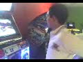 yo (luis, panel izquierdo) y un amigo (miki, panel derecho) jugando en la pump uans cuantas canciones (una ta bien dificil)