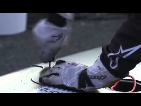 Motoyama tries to fix the Deltawing after crash @ LeMans2012