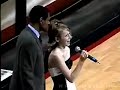 Das Mädchen ist scheinbar so dermaßen aufgeregt, dass sie den Text beim Singen der Hymne mehr oder weniger komplett vergisst - Und das vor zig-tausend Leuten im Stadion...