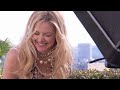 making of de la sesi�n de fotos de la actriz kate garry hudson para la portada de la revista glamour en su edici�n estadounidense de abril de 2013. kate huds...