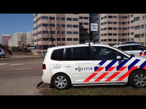 politie - Een nieuwe Ford, gestolen door 3 autodieven, eindigt na een wilde achtervolging via de A9 op z'n zijkant in de berm aan de Karspeldreef in Amsterdam Zuid-Oos...