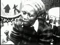 Film documentaire sur la musique brésilienne dans l'émigration. SACY PERERE est un groupe de musiciens brésiliens émigrés qui se sont rencontrés à Paris. Le film suit le travail des 5 musiciens - 4 instrumentalistes et une chanteuse - pendant plusieurs jours de répetitions et d'entetiens. L'accent est mis sur leur rapport à la tradition musicale brésilienne de la Samba, à ses racines dans la musique africaine, et aux formes multiples sous lesquelles on retrouve l'histoire de la musique noire au Brésil.