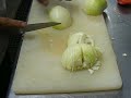 ■キーマカレーの作り方blog.chefhariom.com ■キーマカレーの作り方1[準備編] jp.youtube.com ■キーマカレーの作り方2[調理編] jp.youtube.com ■キーマカレーの作り方3[煮込み編] jp.youtube.com ■材料 鶏ひき肉 600g たまねぎ 300g トマト 400g にんにく 40g しょうが 40g サラダ油 100cc 水 1000cc パプリカ 30cc（大さじ２） ターメリック 15cc（大さじ１） カイエン 5cc（小さじ１） ガラムマサラ 5cc（小さじ１） ベイリーフ 2枚塩15cc（大さじ１） ■作り方１．たまねぎ、にんにく、しょうがをみじん切りにする。トマトは粗 
