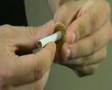 Cigarro através da moeda