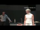 Hedda Gabler af Henrik Ibsen. På Odense Teaters scene Sukkerkogeriet spilles frem til 8. november 2008 en opdateret version af det klassiske drama. Hedda Gabler er blevet gift med forskeren Jørgen Tesman, da hun følte, at hun havde løbet hornene af sig. Netop hjemkommet efter 1/2 års bryllups- og forskningsrejse møder vi Hedda Tesman i den nye lejlighed - i samtalekøkkenets store rum. Hedda - Mette Maria Ahrenkiel - er rastløs, og i dette klip taler hun med Assecor Brack - Lars Lønnerup - om hendes manglende lykke og deres fortid - mens de afbrydes af Jørgen Tesman - Lars Simonsen. Hedda Gabler er instrueret af Alexa Ther. Scenografien stå Camilla Bjørnvad for.