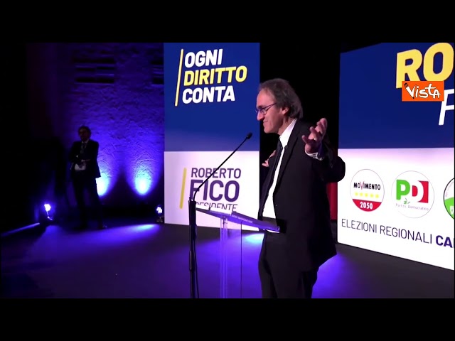 Bonelli sale su palco di Napoli con colonna sonora Rambo: Non ho il phisique du role