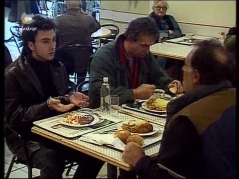 Un hombre Arrestado Tratando de Comer – Cámara Oculta