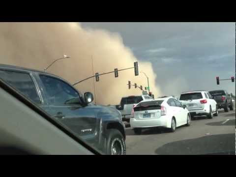 VIDEO: la terrible experiencia de manejar y pasar una tormenta de arena