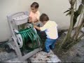 Sebastian y Hector Enrique jugando con la manguera