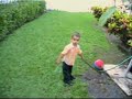 Sebastian y Hector Enrique jugando con la manguera