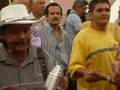 Un chanteur de carrilera au parque berrio de Medellín